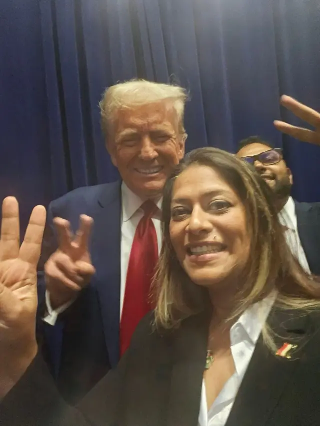 ترامب مع أحد مؤيديه