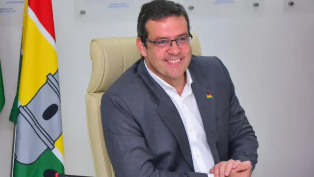 Prefeito Dr. Furlan sorriso em foto enquanto entrelaça as próprias mãos