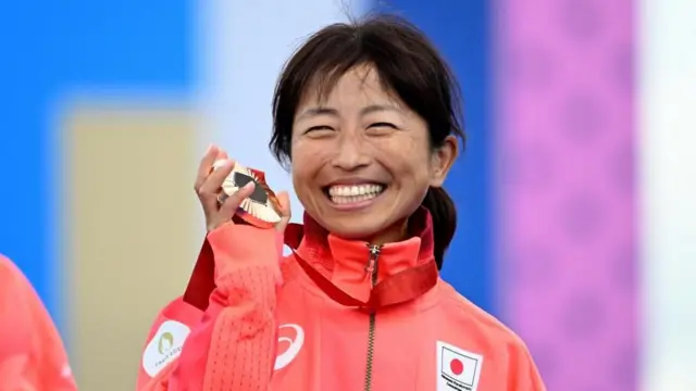 陸上女子マラソン(視覚障害T12)で銅メダルを手にした道下美里