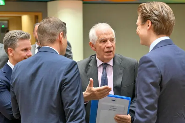 Josep Borrell ve üç erkek bakan