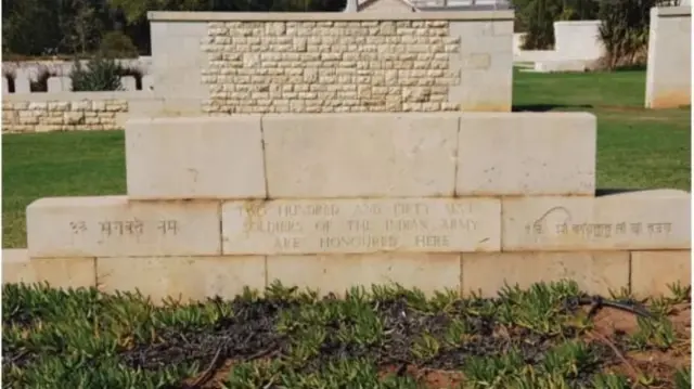 सैनिकों की क़ब्रों पर लगे पत्थर