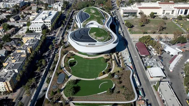 Vista aérea del Museo Lucas de Arte Narrativo en Los Ángeles, California