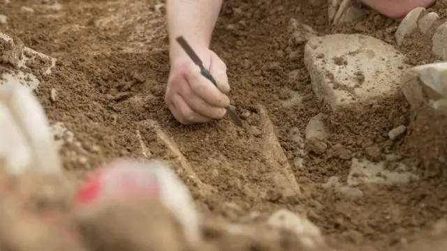 Arqueólogos trabajando en el cementerio en Gales