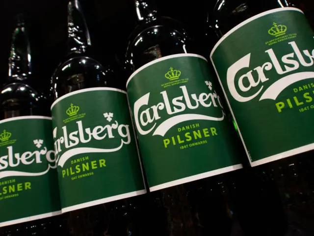 Garrafas da cerveja Carlsbergcasino online danmarkprateleiracasino online danmarksupermercado