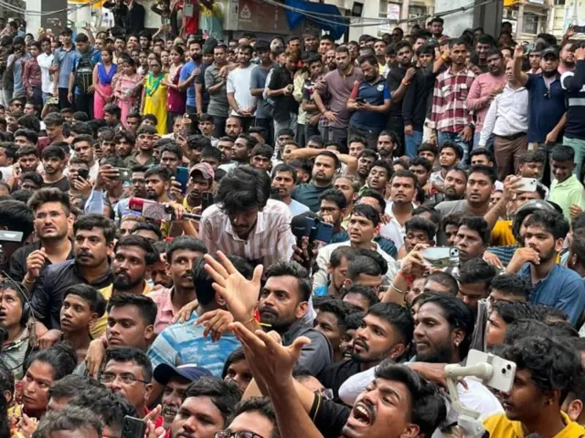 ਬਦਲਾਪੁਰ ਰੇਲਵੇ ਸਟੇਸ਼ਨ ਉੱਤੇ ਲੋਕਾਂ ਦਾ ਇਕੱਠ