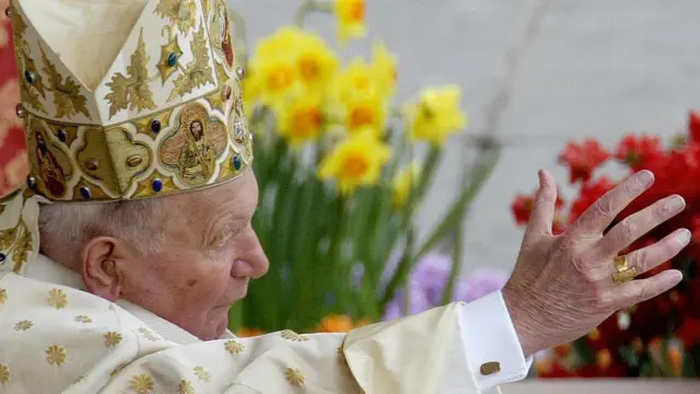 Papież Jan Paweł II błogosławi pielgrzymów podczas odprawiania mszy wielkanocnej na placu Świętego Piotra w Watykanie, 11 kwietnia 2004 roku. 