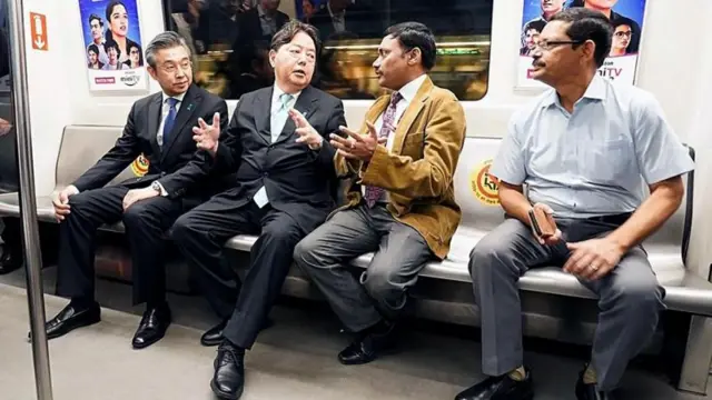 దిల్లీ మెట్రోలో ప్రయాణిస్తున్న జపాన్ మంత్రి యోషిమస