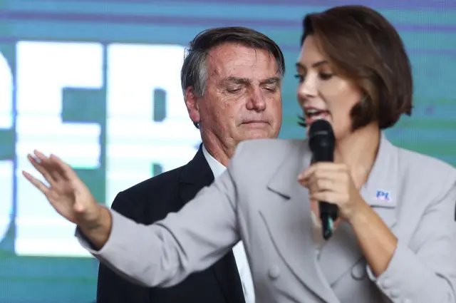 Michelle Bolsonaro fala em frente ao marido, o ex-presidente Jair Bolsonaro, em evento do Partido Liberal Mulher na Assembleia Legislativa de São Paulo, em 6 de maio de 2023