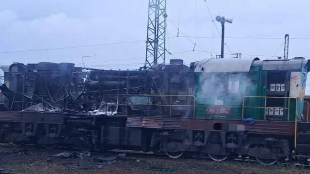 Локомотив «Укрзалізниці» після російського обстрілу на Харківщині.