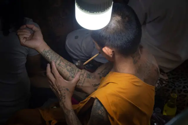 การบริกรรมคาถาขณะที่เดินเส้นสักเป็นรูปร่าง มีคำเรียกในภาษาสักว่า “เรียกสูตร เรียกนาม” 