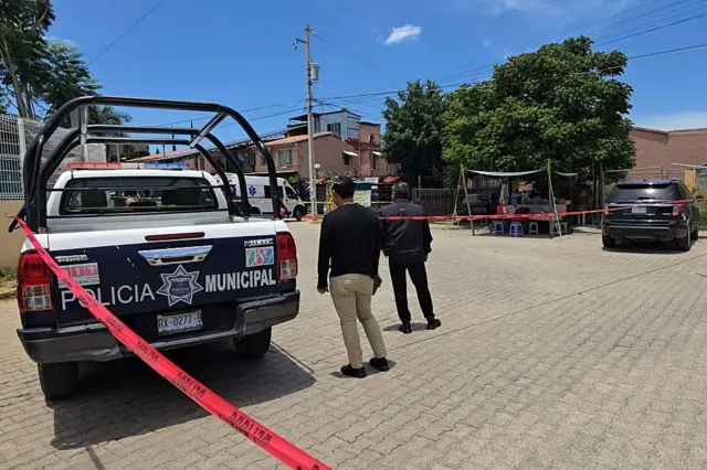 Policías resguardan el lugar del crimen