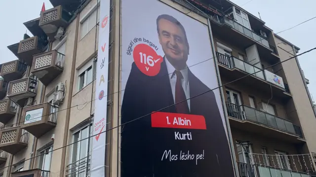 Na fasadi zgrade politički poster na kojem je slika Aljbina Kurtija i poruka - Ne odustaj na albanskom