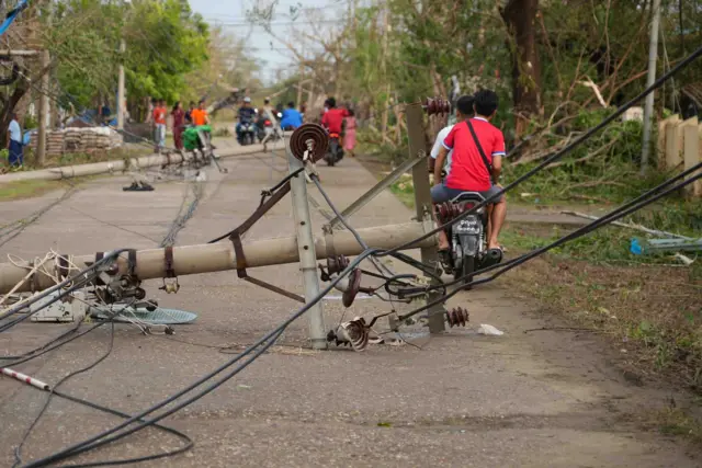 မုန်တိုင်းကြောင့် ဓာတ်မီးတိုင် ရာကျော် ပြိုလဲခဲ့ပါတယ်။