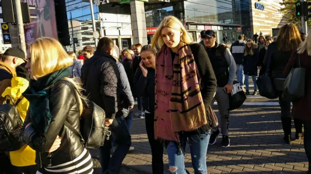 Riga'da yürüyen yayalar