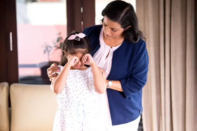 विद्यार्थिनींनी घरी येऊन हा प्रकार सांगितल्यानंतर संतापलेल्या पालकांनी शाळा आणि पोलीस ठाण्यात धाव घेतली. (प्रातिनिधिक छायाचित्र)