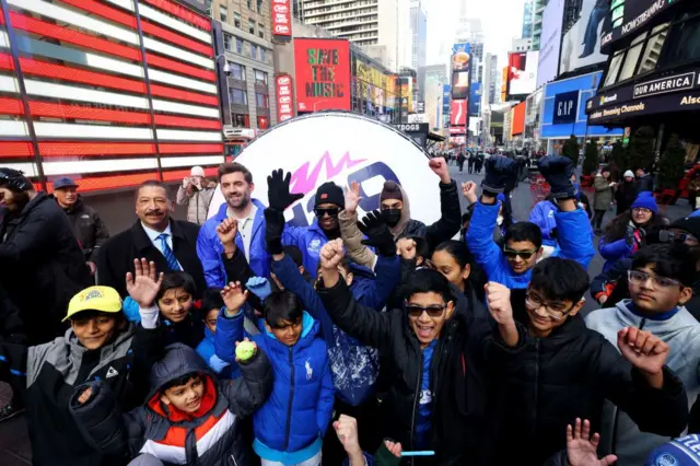 लियाम प्लंकेेट आणि ड्वेेन ब्राव्हो अमेरिकेेत क्रिकेट चाहत्यांसोबत 