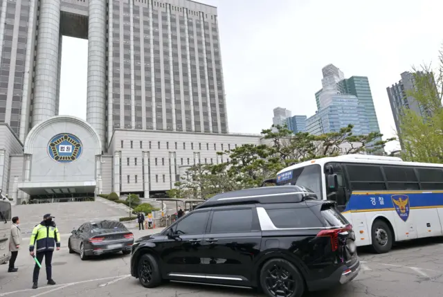 윤석열 전 대통령의 내란혐의 첫 형사재판이 열리는 4월 14일 서울중앙지방법원으로 윤 전 대통령이 탑승한 차량이 들어가고 있다