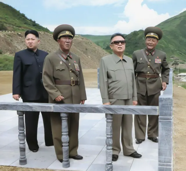 किम जौंग उन अपने पिता किम जौंग इल के साथ (फ़ाइल फ़ोटो) 