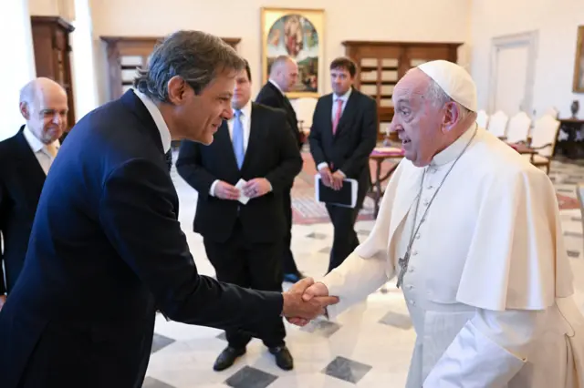 Haddad aperta as mãos do papa 