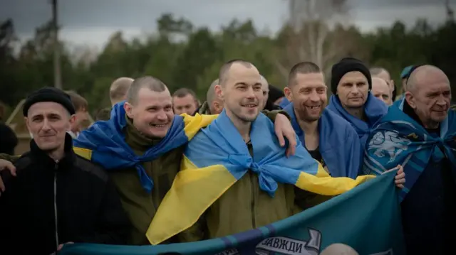 Група людей, загорнуті в прапор України 