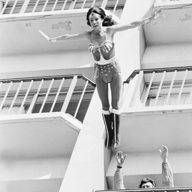 一張黑白照片顯示基蒂·奧尼爾雙臂伸展，從酒店陽台跳下，作為她在《神奇女俠》中的特技表演之一。（1979年）