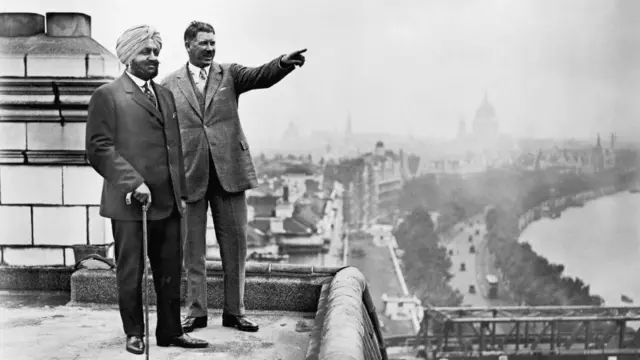 लंदन के शेवोए होटल की छत पर खड़े महाराजा भूपिंदर सिंह