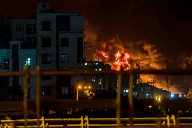 இஸ்ரேல் தாக்குதலுக்கு பிறகு இரானில் தீப்பற்றி எரியும் ஒரு கட்டடம் 
