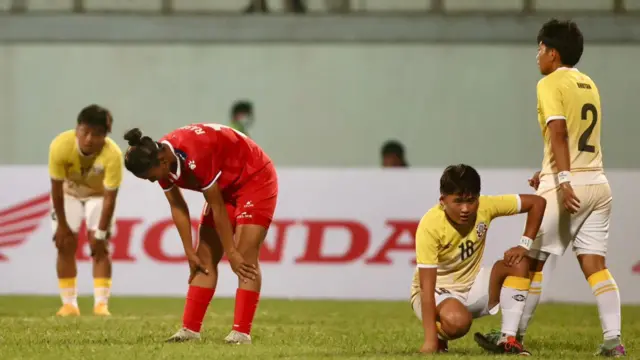 भुटानविरुद्ध गोल गर्न नसकेपछि निराश नेपाली खेलाडी