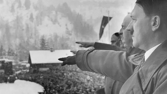 آدولف هیتلر در مراسم افتتحایه المپیک ۱۹۳۶ برلین