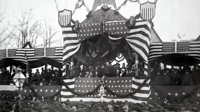  گارفیلد در جایگاه مراسم سوگند در برابر مردم ایستاده