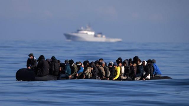 قارب مهاجرين غير شرعيين في البحر المتوسط
