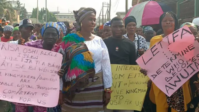 Awon idile Fusengbuwa lasiko ifehonuhan naa, wọn gbe akọle oriṣiriṣi dani