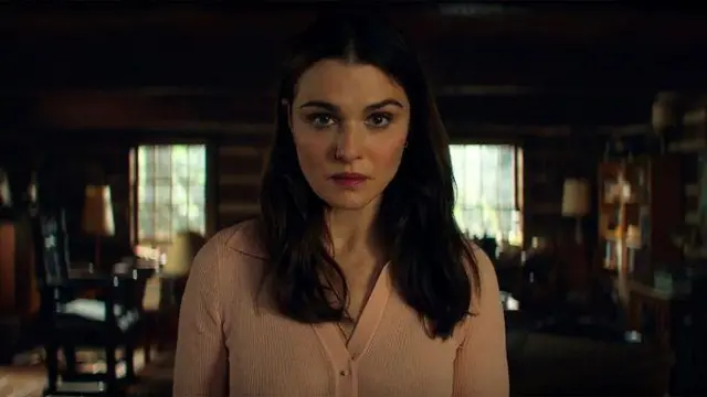 Кадр із серіалу "Владимир" - жінка з довгим темним волоссям дивиться в камеру