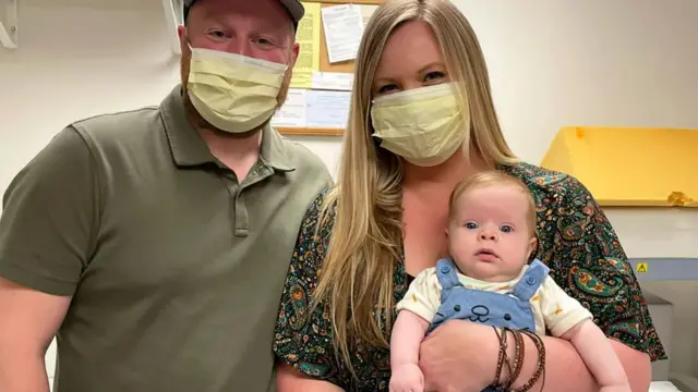 मिशेल जॉन्सन आपल्या बाळासह 