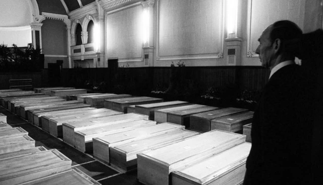 Des morgues de fortune installées dans l'hôtel de ville de Lockerbie.