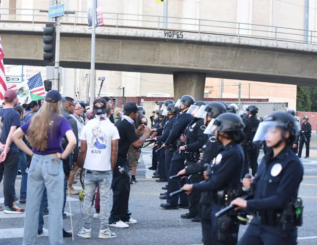 পুলিশের মুখোমুখি বিক্ষোভকারীরা