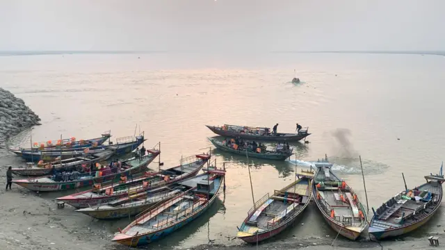 পদ্মা নদীর ঘাটে বেশ কিছু নৌকা বাঁধা