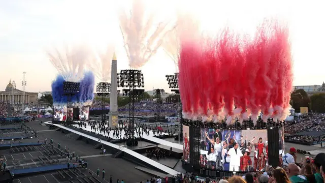 Se libera humo con los colores de la bandera francesa en la Plaza de la Concordia.