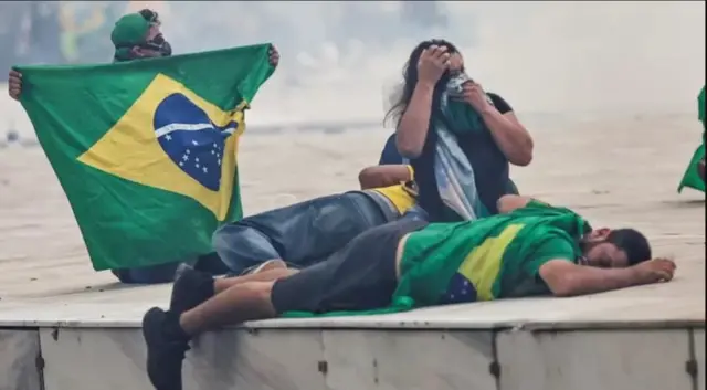 ကွန်ဂရက်လွှတ်တော်ဝင်ရောက်စီးနင်းခဲ့တဲ့သူတွေ ဘရာဇီးအလံကို လွှင့်ထူခဲ့ကြ