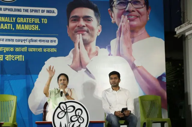 ভোটগণসার দিন সন্ধ্যায় কলকাতায় মমতা ব্যানার্জীর সাংবাদিক সম্মেলন। পাশে অভিষেক ব্যানার্জী 