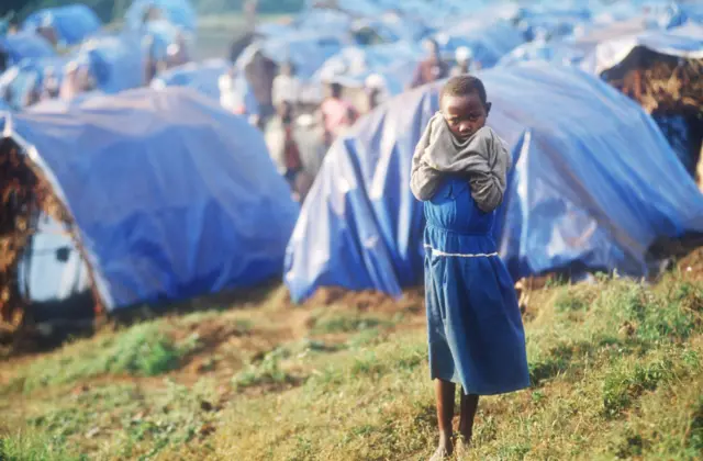 طفلة تمسح وجهها في 24 يونيو/حزيران 1994، في مخيّم نياروشيشي للاجئين من التوتسي على الحدود مع زائير في جيسيني، رواندا.