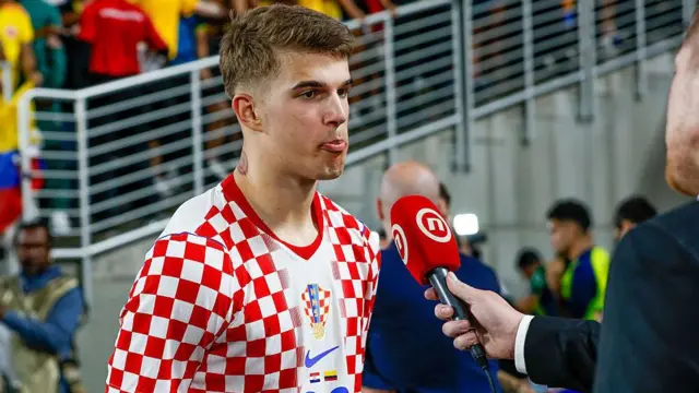 Image caption Luka Vuskovic aganira n'abamenyeshamakuru inyuma y'urukino rwa kivandimwe Croatia yatsinze Colombia ibitego 2-1 mu kwezi kwa gatatu