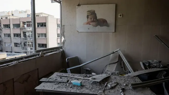 Escombros yacen dispersos tras un ataque israelí y estadounidense contra el Hospital Gandhi, en medio del conflicto entre Estados Unidos e Israel con Irán, en Teherán, Irán.