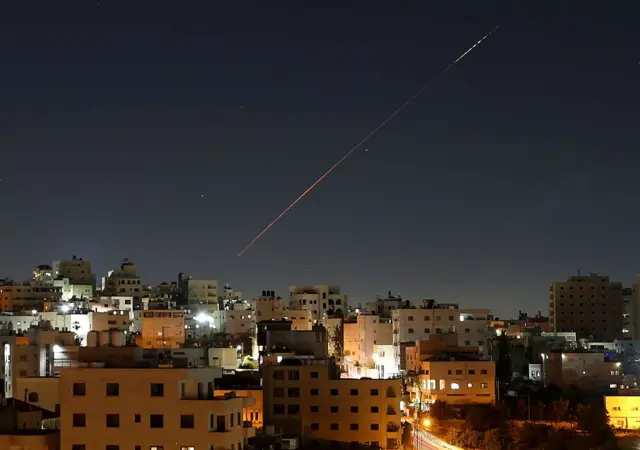 Misiles iraníes surcan el cielo de Hebrón, en Cisjordania, durante un ataque contra Israel la noche del domingo.