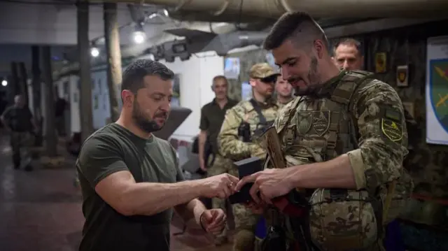 Володимир Зеленський нагороджує комбата Юрія Федоренка 