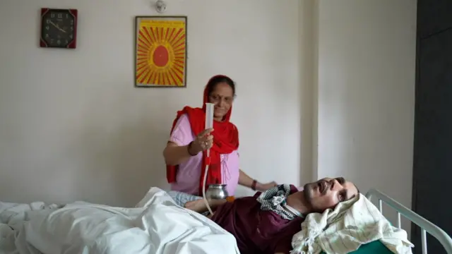 हरीश की मां उसे फूड पाइप के ज़रिए खाना देती हैं.