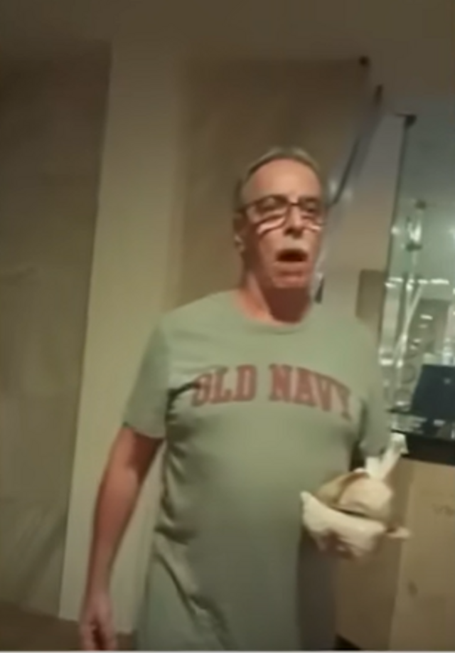 Homem segurando refeição enquanto insulta entregadorquina de são joão aposta onlineBrasília