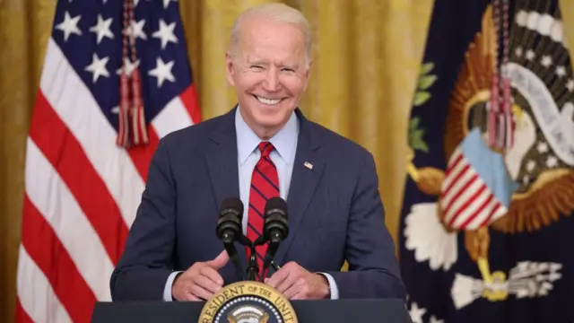 Joe Biden, sorrindo