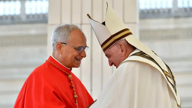 O então cardeal Robert Prevost conversa com papa Francisco