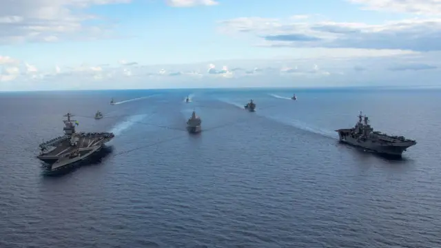 මධ්යධරණී මුහුදේ යාත්රා කරන ඇමෙරිකානු යුද නෞකා සමූහයක්